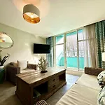 Stunning 2 Bedroom Apartment Inc Free Parking - 1 Minute Walk To Poole Quay - Great Location - Free Parking - Fast Wifi - Smart Tv - Newly Decorated - Sleeps Up To 4 - Close To Poole & Bournemouth & Sandbanks