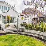 Modern Cottage With Large Hot Tub