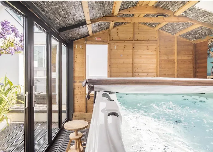 Modern Cottage With Large Hot Tub