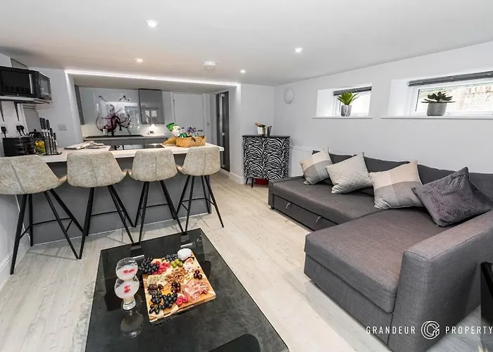 Mousehole By Grandeur Property