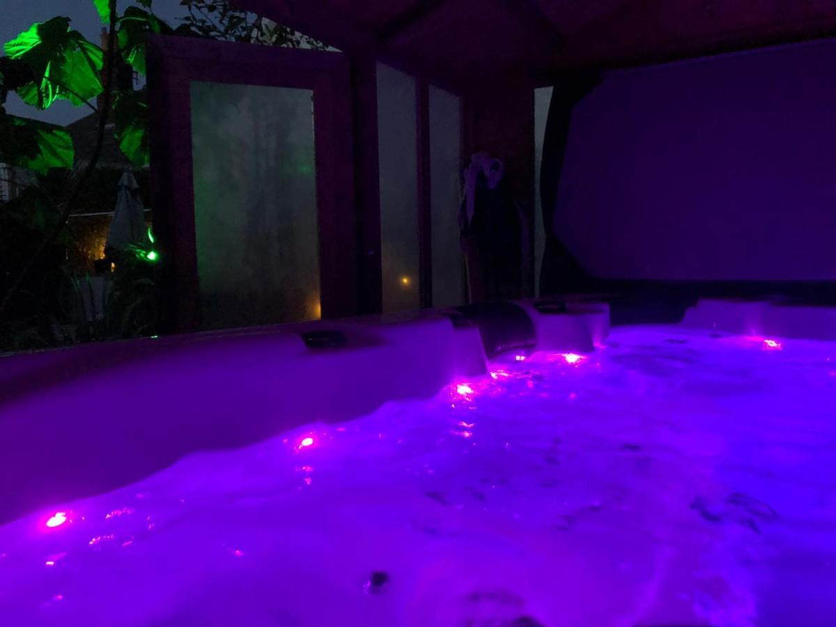 Modern With Large Hot Tub Villa Poole