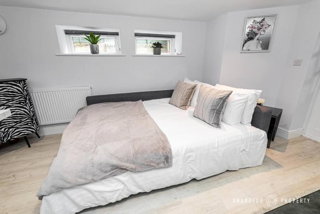 Apartment Mousehole By Grandeur Poole