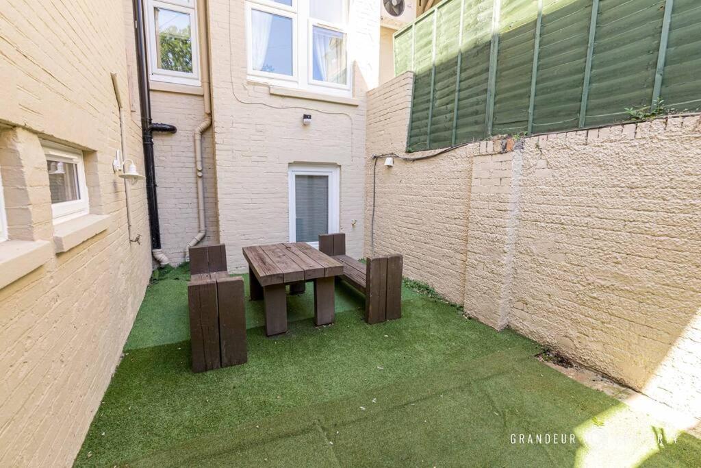 Apartment Mousehole By Grandeur Poole