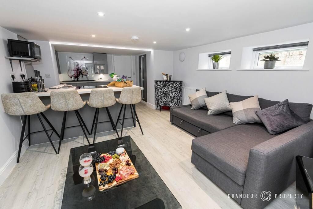 Apartment Mousehole By Grandeur Poole