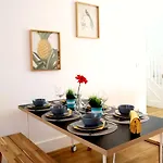 Modern New House - Great Location - Garden - Parking - Fast Wifi - Smart Tv - Stunning 2 Bedroom House Sleeps Up To 4! Only 5 Mins Drive To Sandbanks Beach
