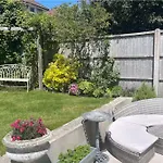 Beautiful 4 Double Bedroom House In Poole With Hot Tub, Near Sandbanks