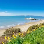 Bournecoast: Large Home Near Beach / Shops -Hb8380