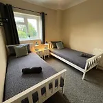 Great 4 Bedroom House - Great Location - Garden - Parking - Fast Wifi - Smart Tv - Newly Decorated - Sleeps Up To 8! Only 10 Mins Drive To Sandbanks Beach! Close To Poole & Bournemouth