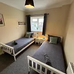 Great 4 Bedroom House - Great Location - Garden - Parking - Fast Wifi - Smart Tv - Newly Decorated - Sleeps Up To 8! Only 10 Mins Drive To Sandbanks Beach! Close To Poole & Bournemouth