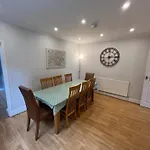 Great 4 Bedroom House - Great Location - Garden - Parking - Fast Wifi - Smart Tv - Newly Decorated - Sleeps Up To 8! Only 10 Mins Drive To Sandbanks Beach! Close To Poole & Bournemouth