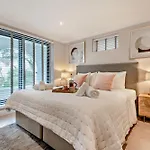 High Tides Elegant & Modern 4-Bedroom Villa In Sandbanks
