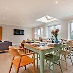 High Tides Elegant & Modern 4-Bedroom Villa In Sandbanks
