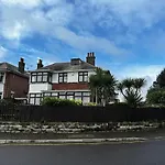 Your Lake Side Retreat Sleeps 10-12 Nr Park & Sea