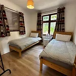 Your Lake Side Retreat Sleeps 10-12 Nr Park & Sea