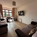 Your Lake Side Retreat Sleeps 10-12 Nr Park & Sea