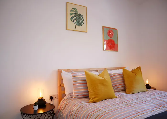 Modern New House - Great Location - Garden - Parking - Fast Wifi - Smart Tv - Stunning 2 Bedroom House Sleeps Up To 4! Only 5 Mins Drive To Sandbanks Beach