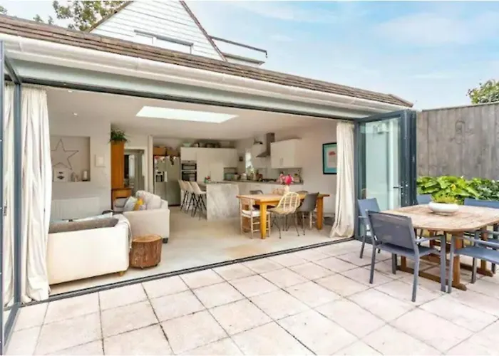 Beautiful 4 Double Bedroom House In Poole With Hot Tub, Near Sandbanks