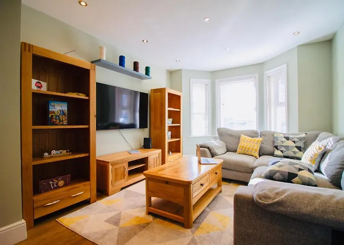 Modern 3 Bed W/ Garden, Nr Beach