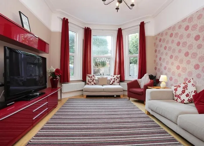 Bournecoast: Large Home Near Beach / Shops -Hb8380