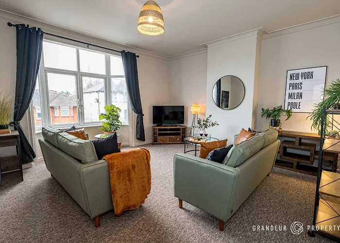 Parkstone Central By Grandeur Property