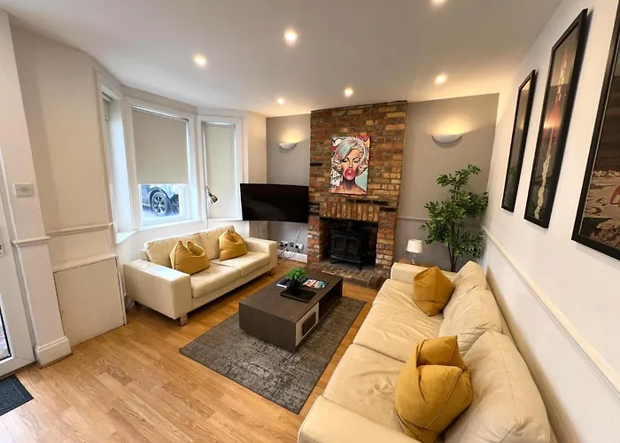 Great 4 Bedroom House - Great Location - Garden - Parking - Fast Wifi - Smart Tv - Newly Decorated - Sleeps Up To 8! Only 10 Mins Drive To Sandbanks Beach! Close To Poole & Bournemouth