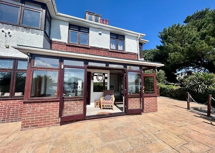 Your Lake Side Retreat Sleeps 10-12 Nr Park & Sea
