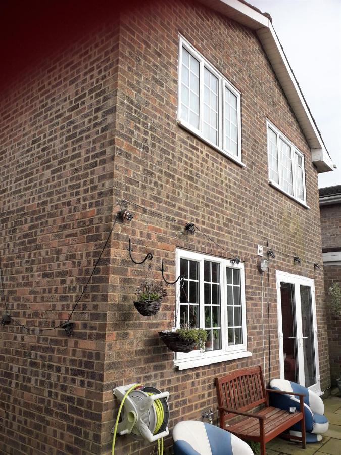 From Single Or Double Netflix Or Virgin Tv Wifi & Free Parking Homestay Poole