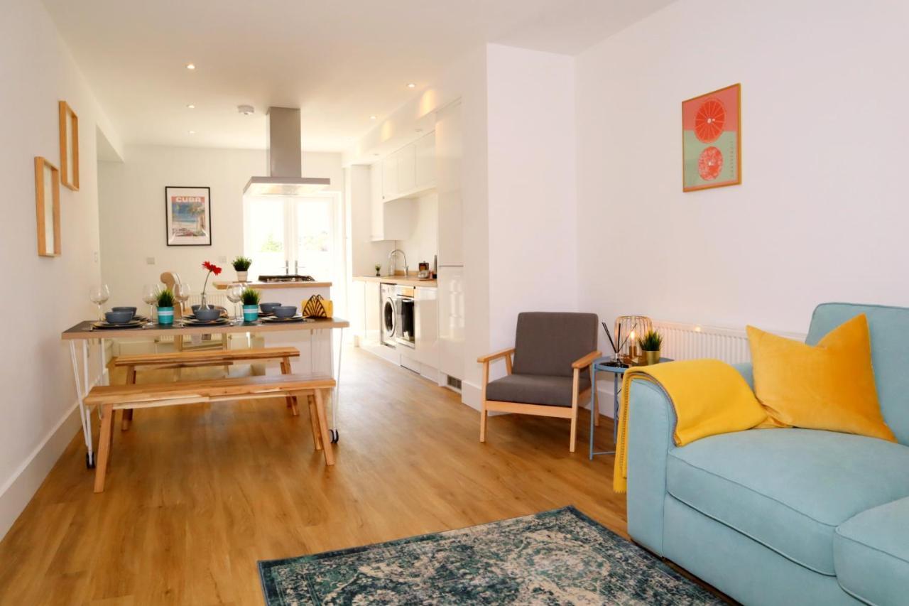 Sandbanks Garden House: Modern 2-bedroom Retreat With Smart Amenities Casa de férias *