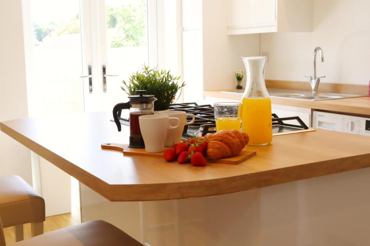 Sandbanks Garden House: Modern 2-bedroom Retreat With Smart Amenities Casa de férias *