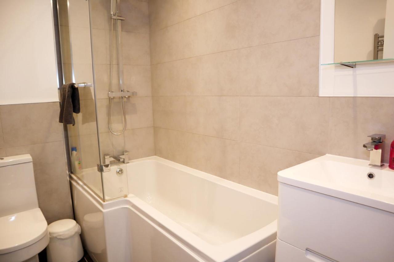 Casa de férias Sandbanks Garden House: Modern 2-bedroom Retreat With Smart Amenities *