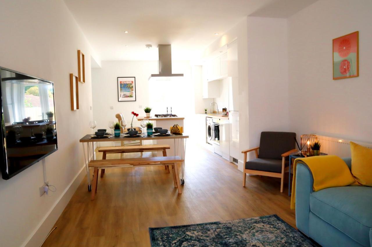 Sandbanks Garden House: Modern 2-bedroom Retreat With Smart Amenities *