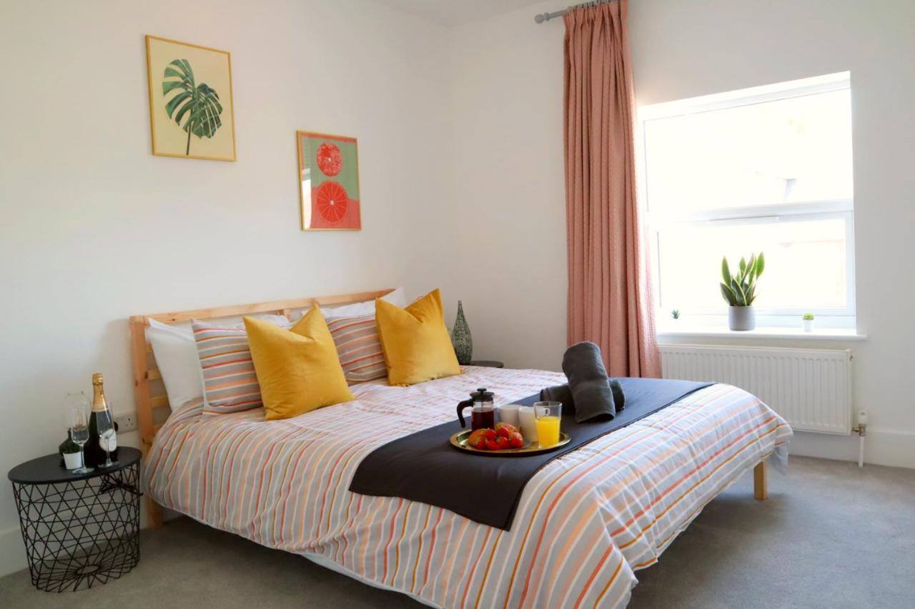 Casa de férias Sandbanks Garden House: Modern 2-bedroom Retreat With Smart Amenities *