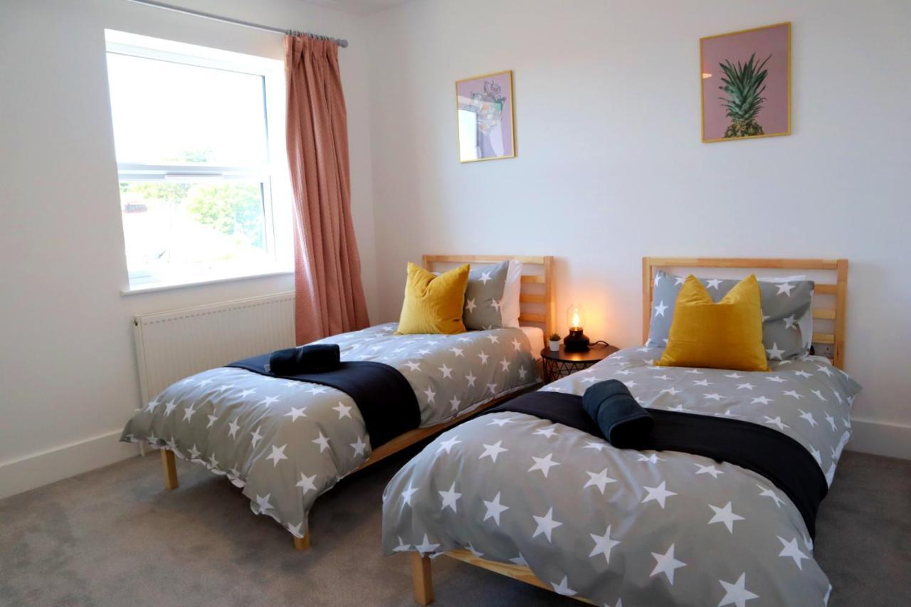 Casa de férias Sandbanks Garden House: Modern 2-bedroom Retreat With Smart Amenities