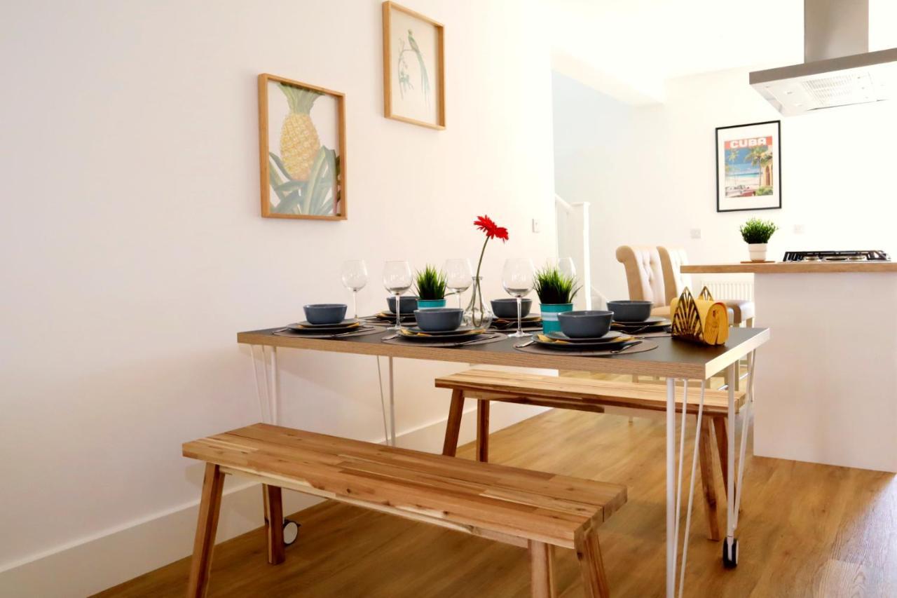 Casa de férias Sandbanks Garden House: Modern 2-bedroom Retreat With Smart Amenities Poole