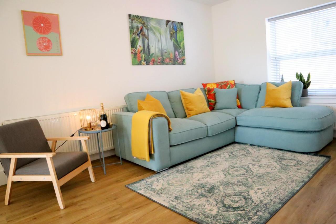 Casa de férias Sandbanks Garden House: Modern 2-bedroom Retreat With Smart Amenities