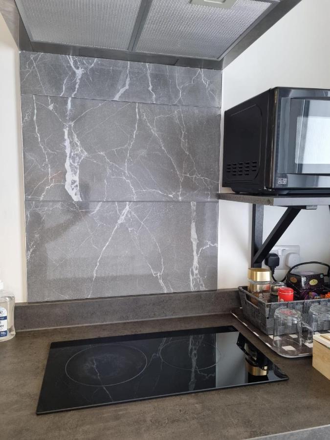 Your Own Studio Flat With Everything Need! Fully Equipped Kitchen, Free Coffee And Tea, Own Entrance, Private Parking, Smart Tv With Netflix, Sofa Bed, Your Own Shower And Toilet - Newly Renovated! Apartamento Poole
