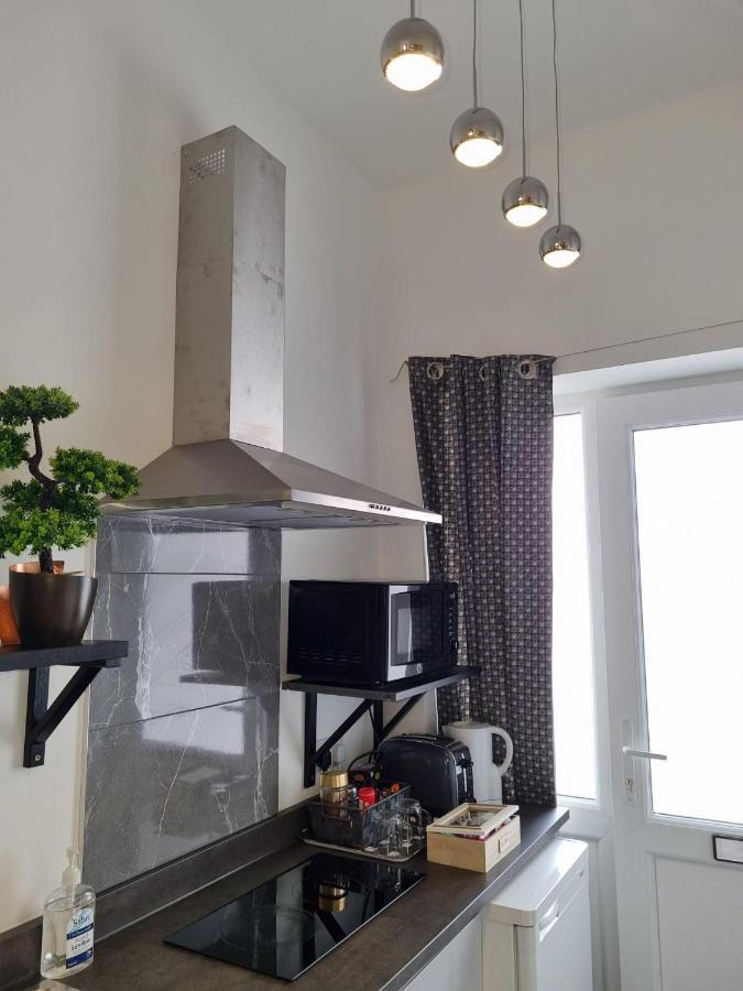 Your Own Studio Flat With Everything Need! Fully Equipped Kitchen, Free Coffee And Tea, Own Entrance, Private Parking, Smart Tv With Netflix, Sofa Bed, Your Own Shower And Toilet - Newly Renovated! Apartamento Poole