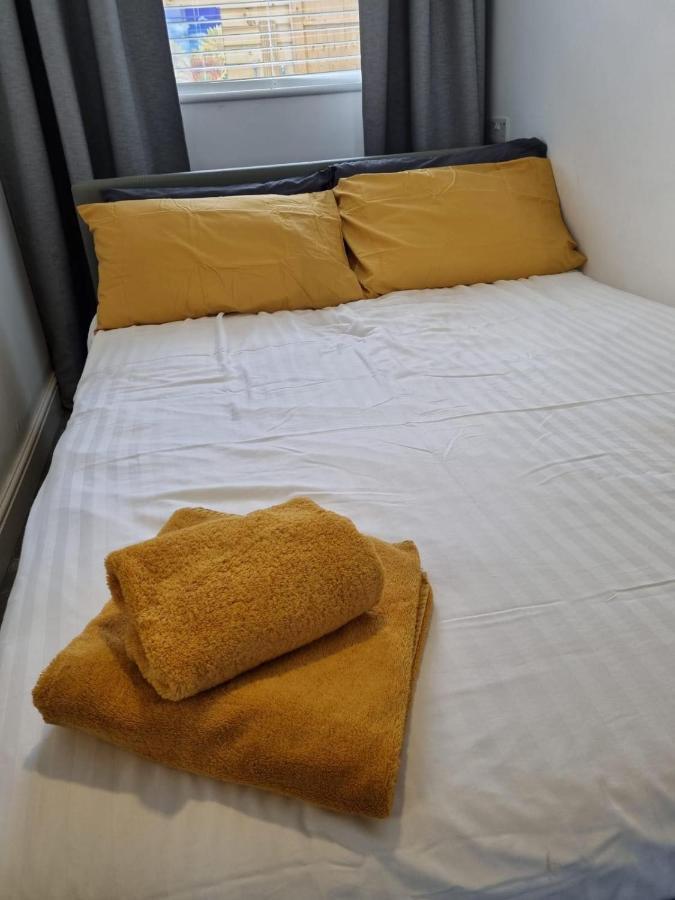 Your Own Studio Flat With Everything Need! Fully Equipped Kitchen, Free Coffee And Tea, Own Entrance, Private Parking, Smart Tv With Netflix, Sofa Bed, Your Own Shower And Toilet - Newly Renovated! Apartamento *