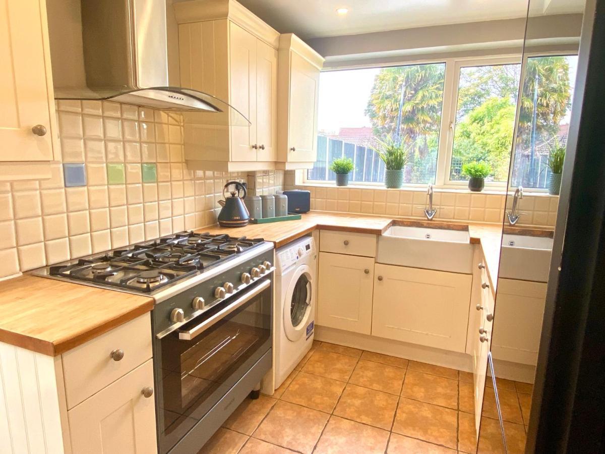 Holiday home Great 4 Bedroom House - Great Location - Garden - Parking - Fast Wifi - Smart Tv - Newly Decorated - Sleeps Up To 8! Only 10 Mins Drive To Sandbanks Beach! Close To & Bournemouth *