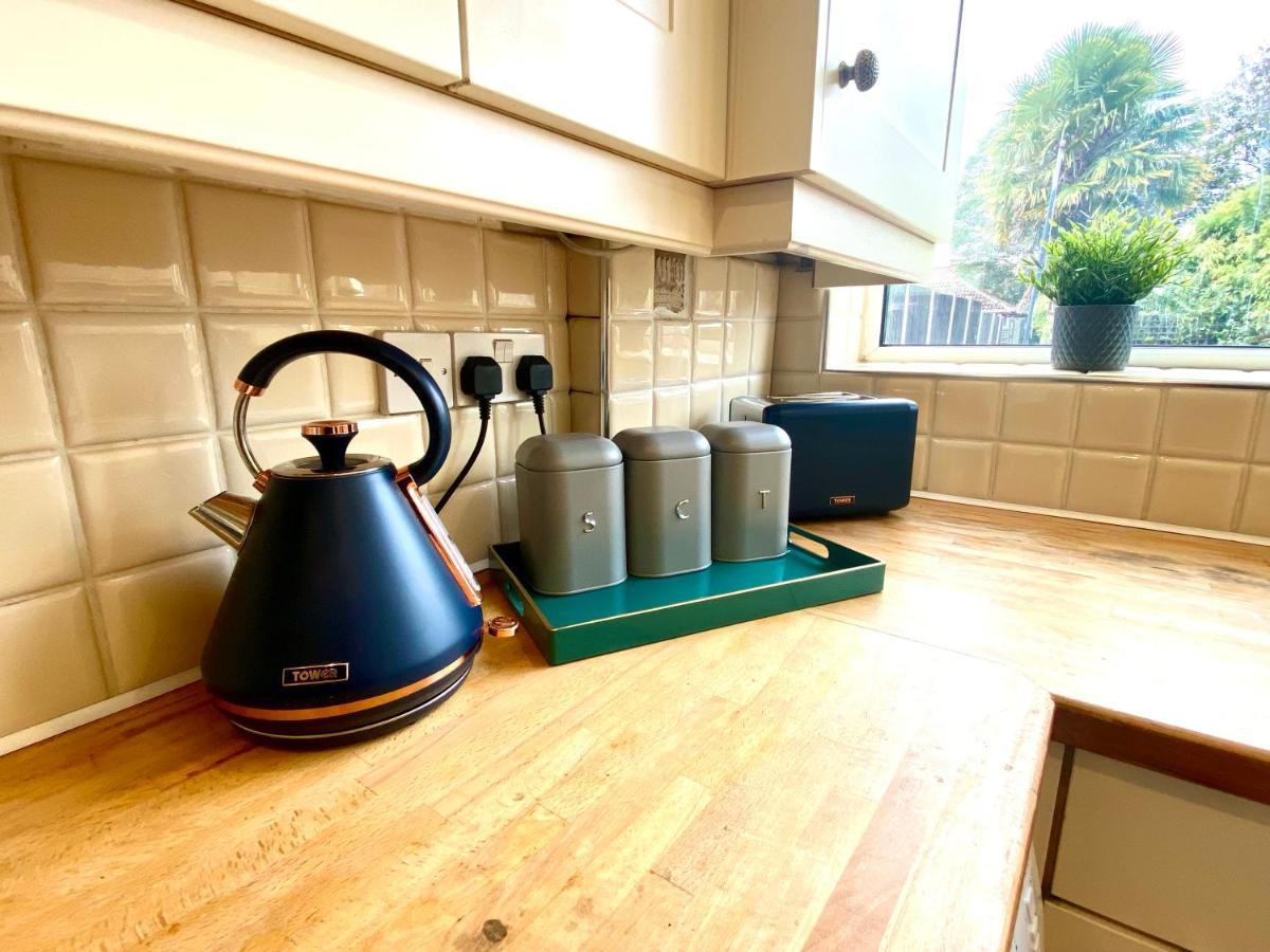 Great 4 Bedroom House - Great Location - Garden - Parking - Fast Wifi - Smart Tv - Newly Decorated - Sleeps Up To 8! Only 10 Mins Drive To Sandbanks Beach! Close To & Bournemouth *