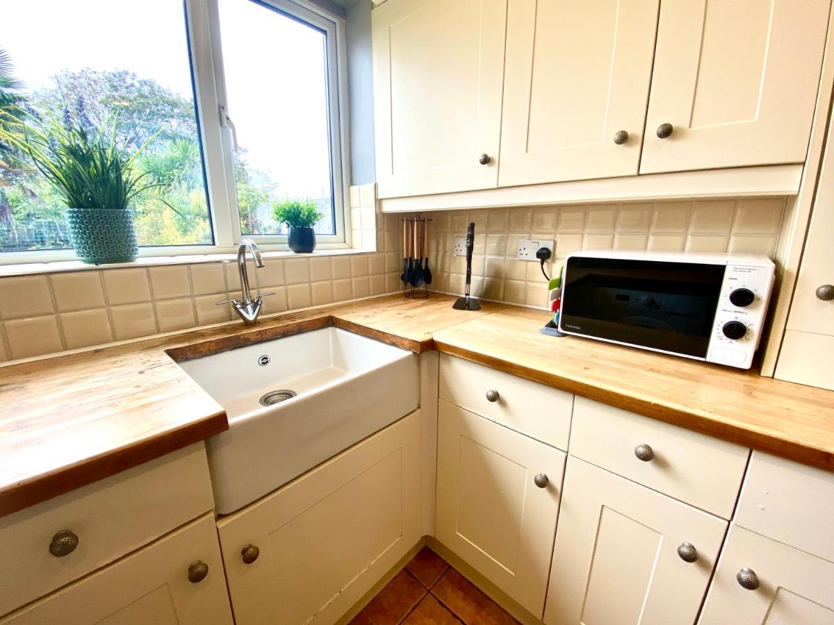 Holiday home Great 4 Bedroom House - Great Location - Garden - Parking - Fast Wifi - Smart Tv - Newly Decorated - Sleeps Up To 8! Only 10 Mins Drive To Sandbanks Beach! Close To & Bournemouth