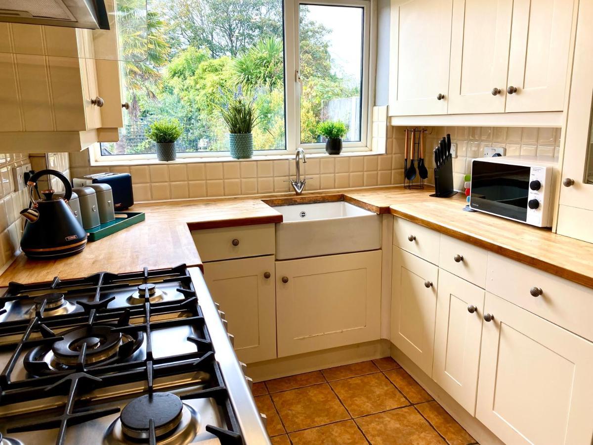 Great 4 Bedroom House - Great Location - Garden - Parking - Fast Wifi - Smart Tv - Newly Decorated - Sleeps Up To 8! Only 10 Mins Drive To Sandbanks Beach! Close To & Bournemouth Holiday home