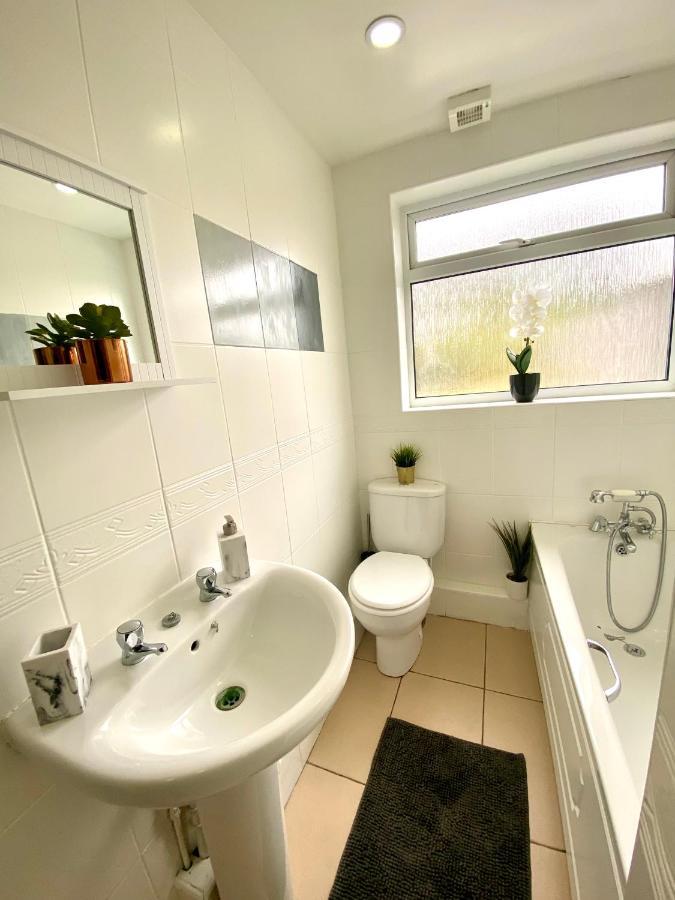 Great 4 Bedroom House - Great Location - Garden - Parking - Fast Wifi - Smart Tv - Newly Decorated - Sleeps Up To 8! Only 10 Mins Drive To Sandbanks Beach! Close To & Bournemouth
