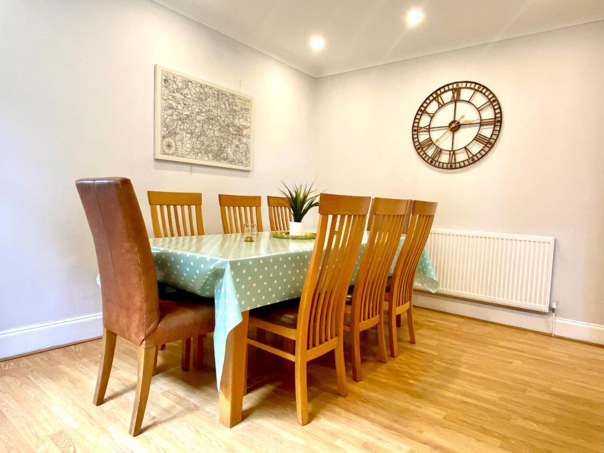 Holiday home Great 4 Bedroom House - Great Location - Garden - Parking - Fast Wifi - Smart Tv - Newly Decorated - Sleeps Up To 8! Only 10 Mins Drive To Sandbanks Beach! Close To & Bournemouth Poole