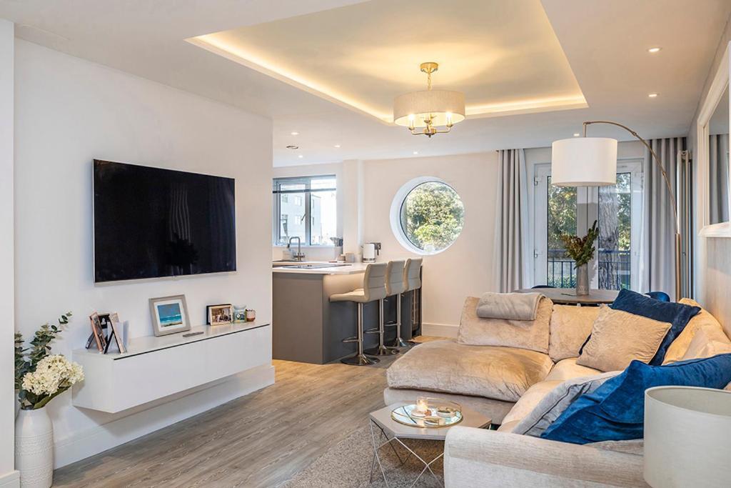 Apartment Luxury 2 Bedroom Apartment In Sandbanks - Sea View