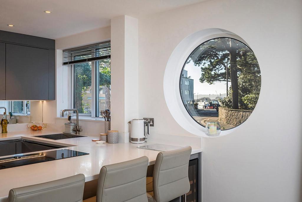 Luxury 2 Bedroom Apartment In Sandbanks - Sea View *