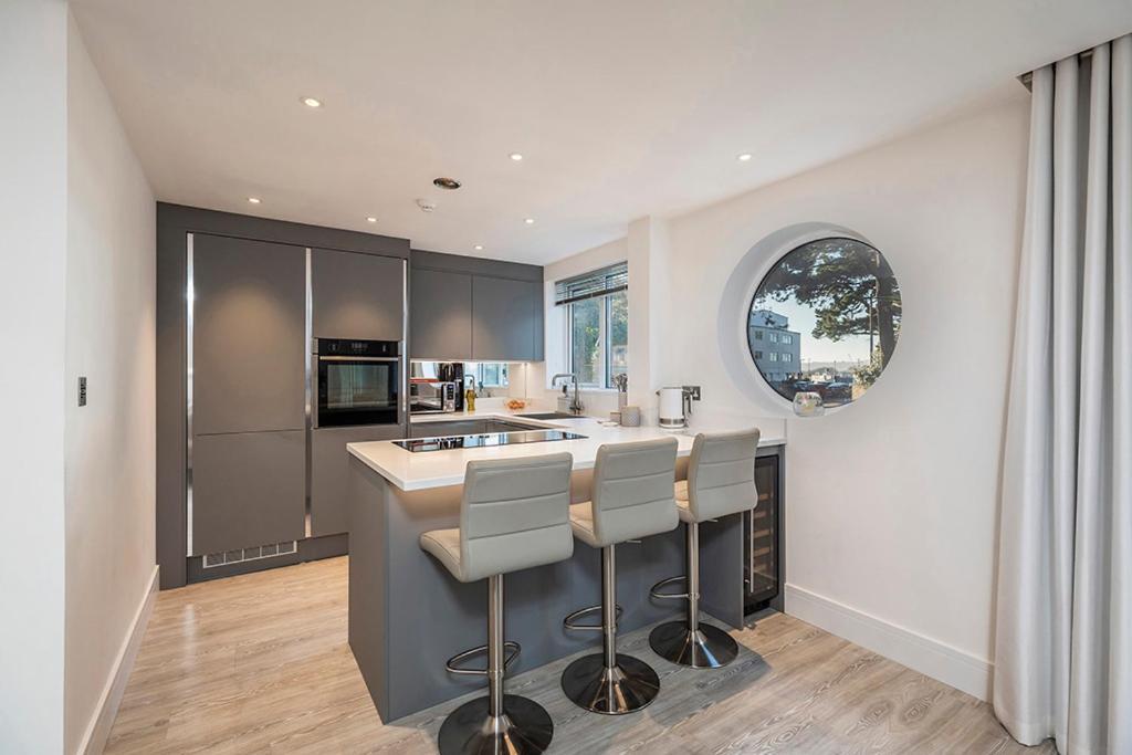 Apartment Luxury 2 Bedroom Apartment In Sandbanks - Sea View