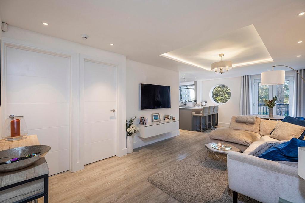 Luxury 2 Bedroom Apartment In Sandbanks - Sea View Poole