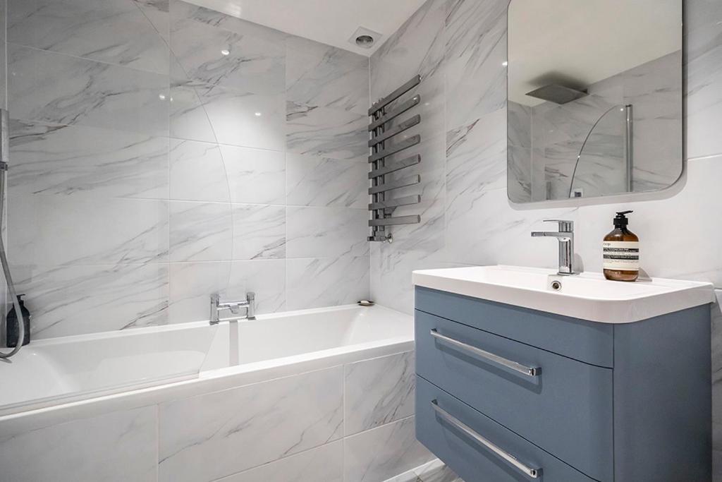 Luxury 2 Bedroom Apartment In Sandbanks - Sea View *