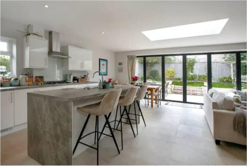 Holiday home Beautiful 4 Double Bedroom House In With Hot Tub, Near Sandbanks Poole